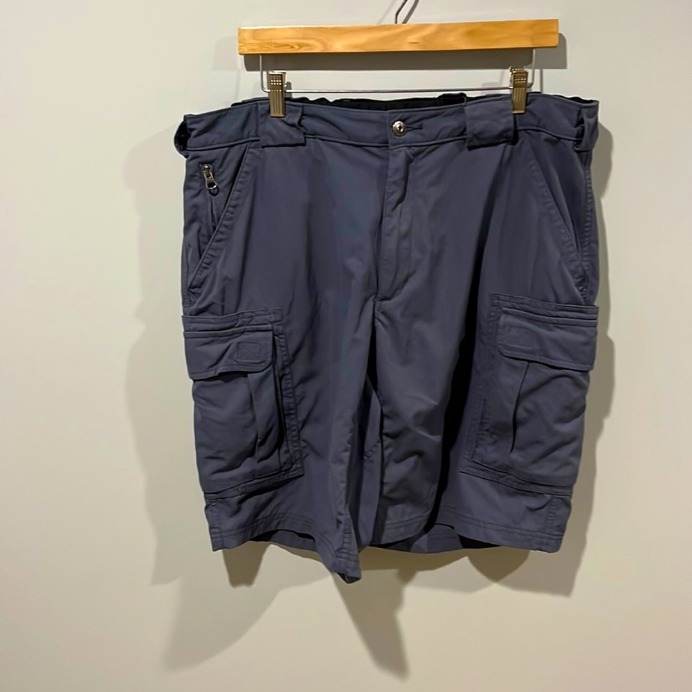 DULUTH TRADING 10” ELASTIC W CARGO SHORT.
